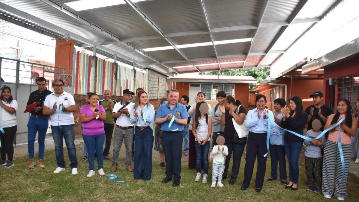 José Antonio May entrega techumbre a escuela con recursos propios