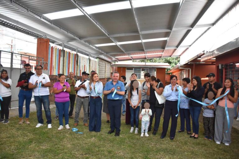 José Antonio May entrega techumbre a escuela con recursos propios