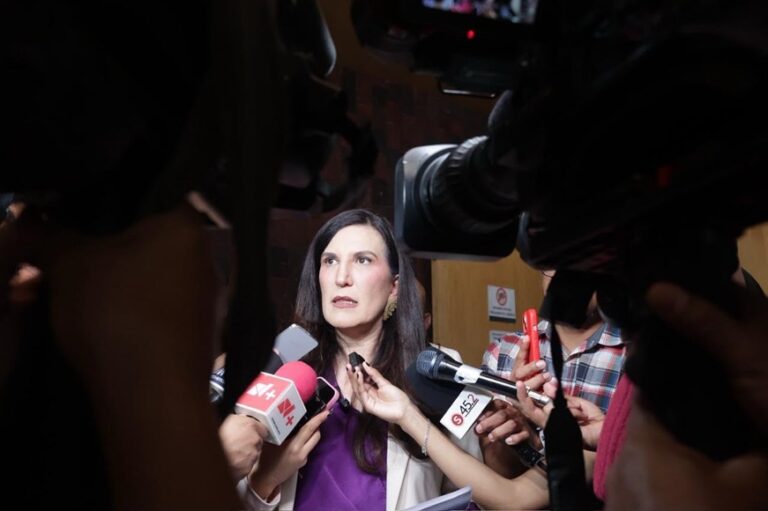 Kenia López critica inclusión en lista del gobierno federal