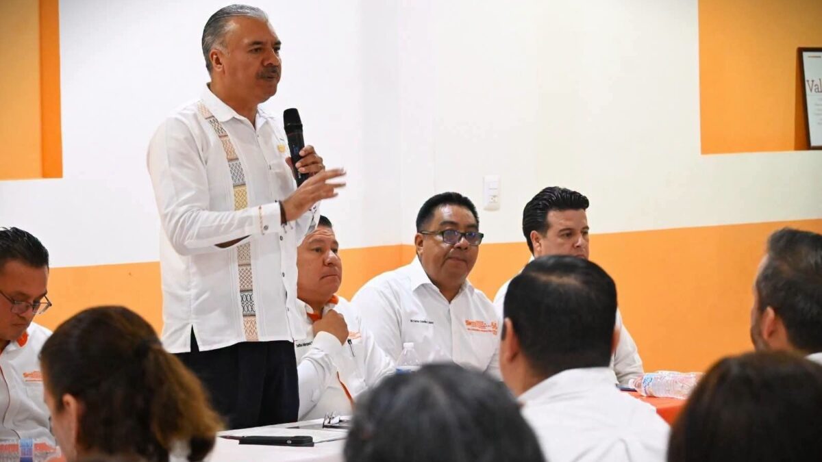 Líder del SNTE apoya regulación de celulares en escuelas