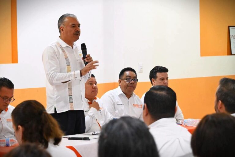 Líder del SNTE apoya regulación de celulares en escuelas