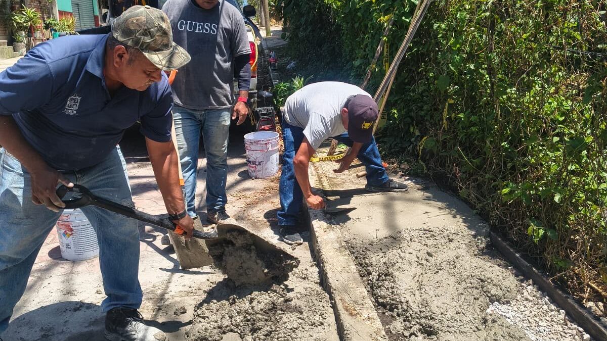 Rehabilitan banqueta en Monte Salas tras temporal