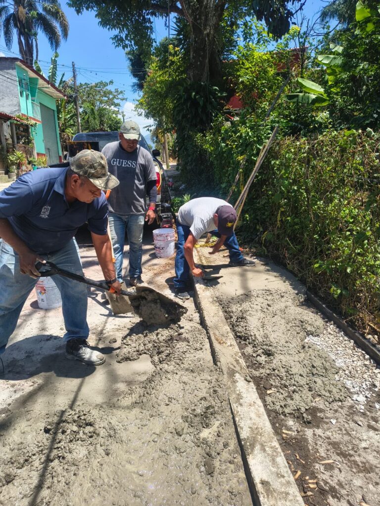 Rehabilitan banqueta en Monte Salas tras temporal