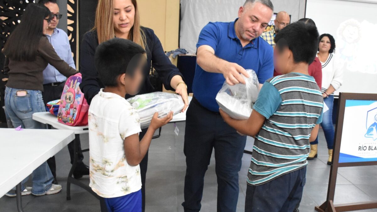 Río Blanco entrega mochilas y útiles escolares a estudiantes