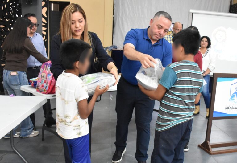 Río Blanco entrega mochilas y útiles escolares a estudiantes