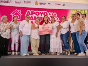 Rocío Nahle entrega apoyos a emprendedores en Lerdo de Tejada