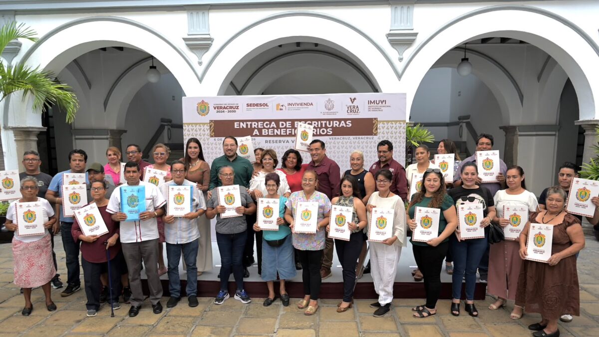 Rosa María entrega escrituras a familias veracruzanas