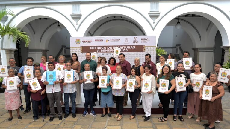 Rosa María entrega escrituras a familias veracruzanas