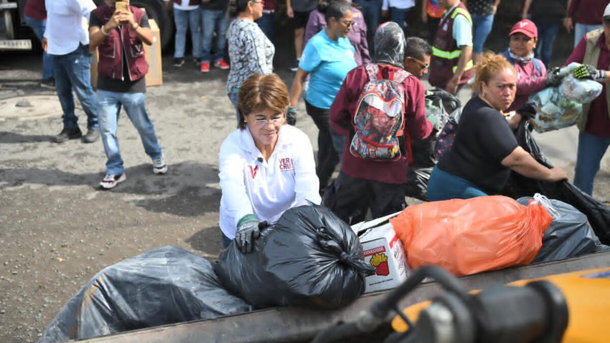 Rosa María lidera jornada de descacharrización en Veracruz