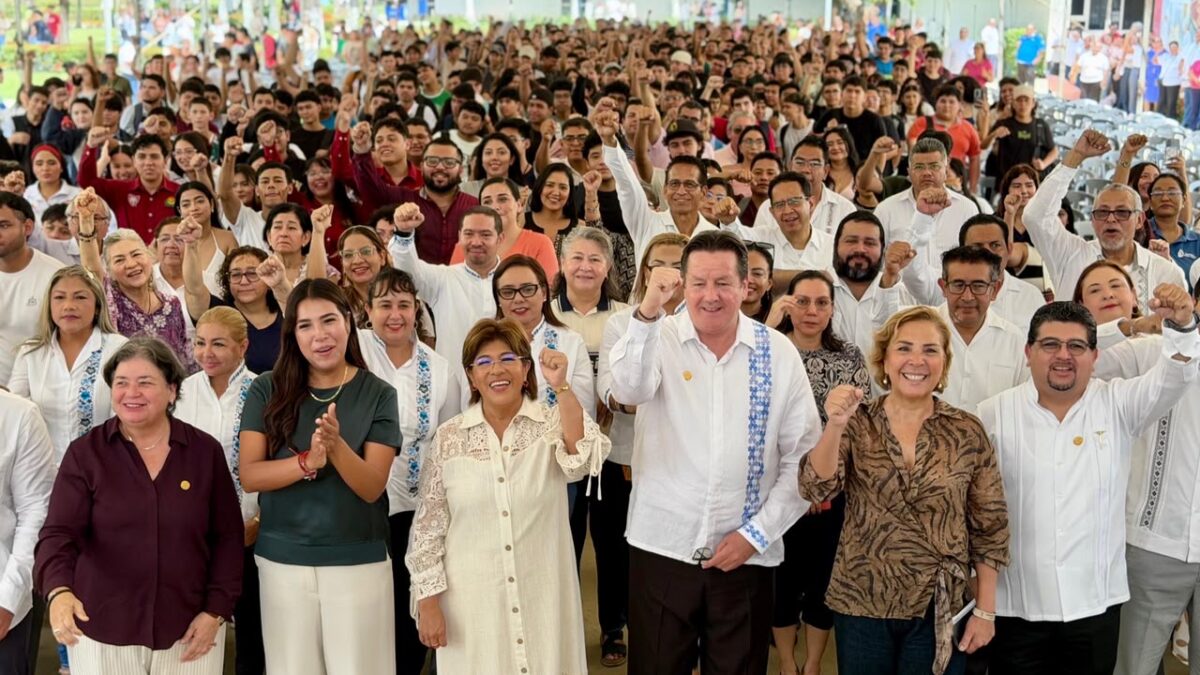 Rosa María presenta beca para estudiantes universitarios en Veracruz