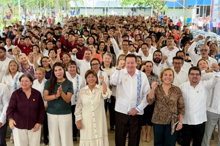 Rosa María presenta beca para estudiantes universitarios en Veracruz
