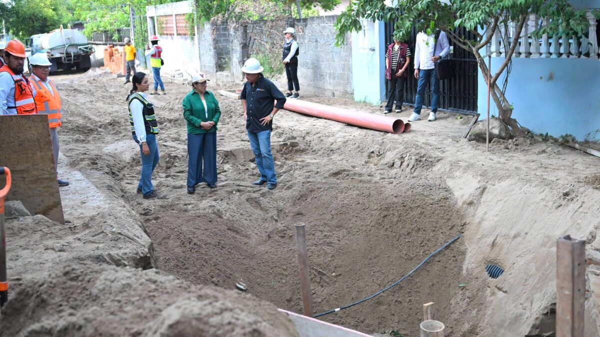 Rosa María supervisa drenaje en Lomas del Vergel