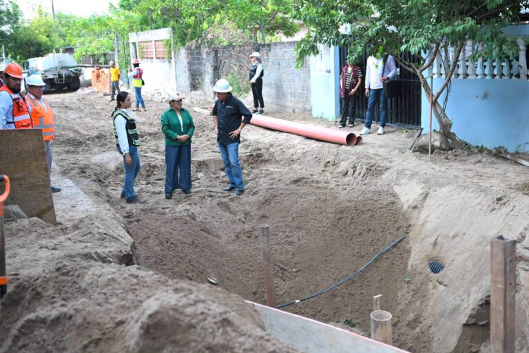Rosa María supervisa drenaje en Lomas del Vergel