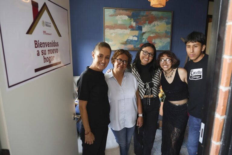 Sheinbaum entrega viviendas y finiquitos a derechohabientes en Puebla