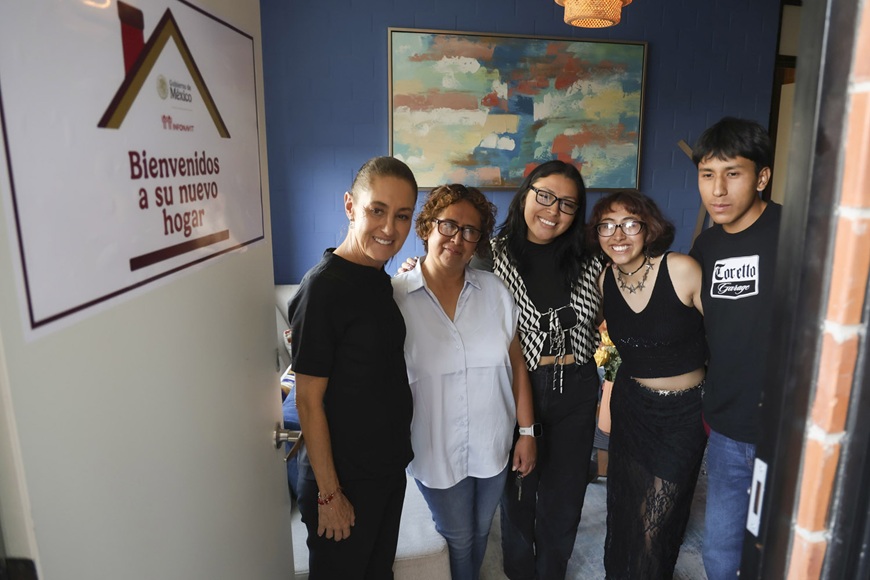 Sheinbaum entrega viviendas y finiquitos a derechohabientes en Puebla
