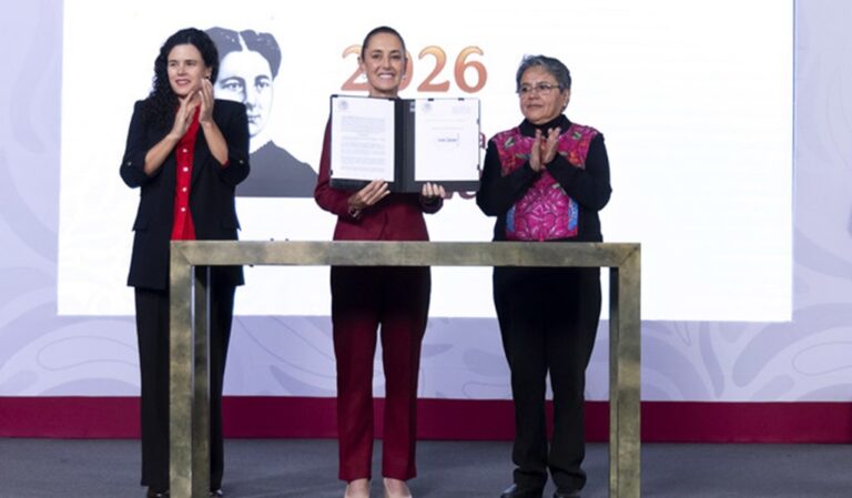 Sheinbaum firma decreto para mejorar la transparencia gubernamental