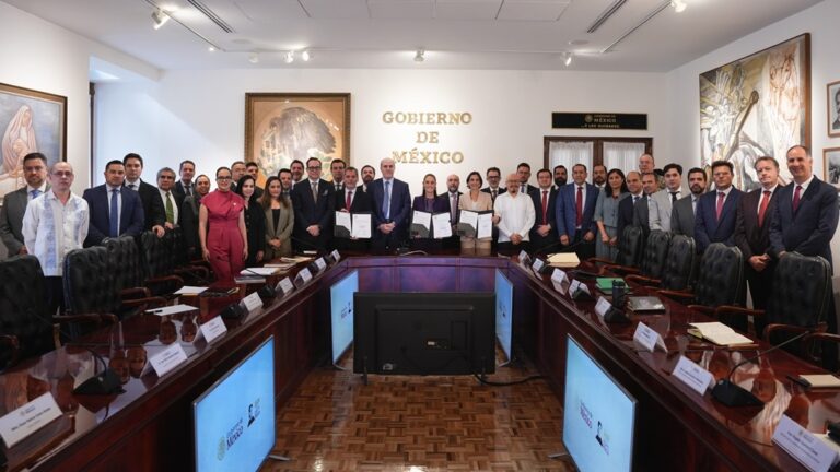Sheinbaum renueva acuerdo con gasolineros en Palacio Nacional