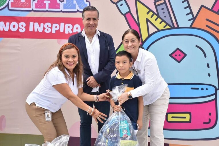 SMDIF apoya a 634 estudiantes con útiles y mochilas escolares