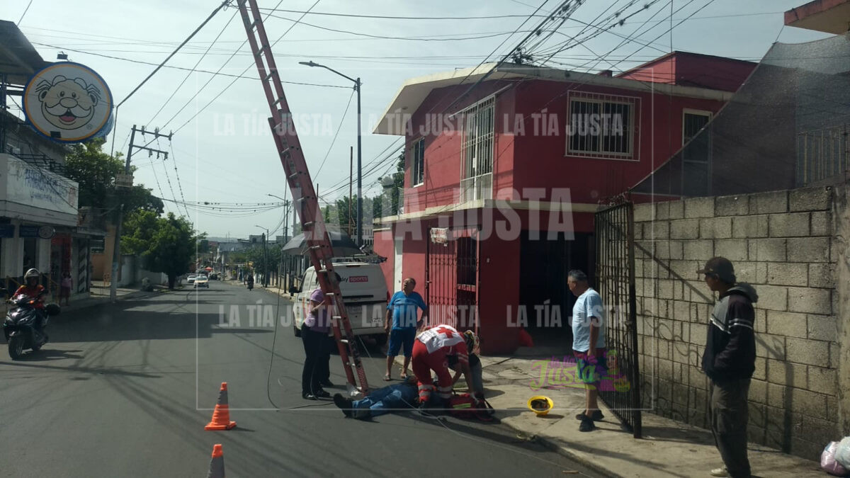 Trabajador de cablevisión se lesiona tras caída de un poste