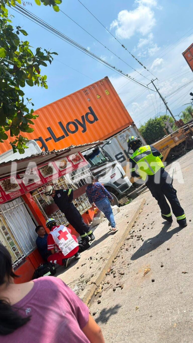 Tráiler choca y es arrastrado por tren en Buenavista