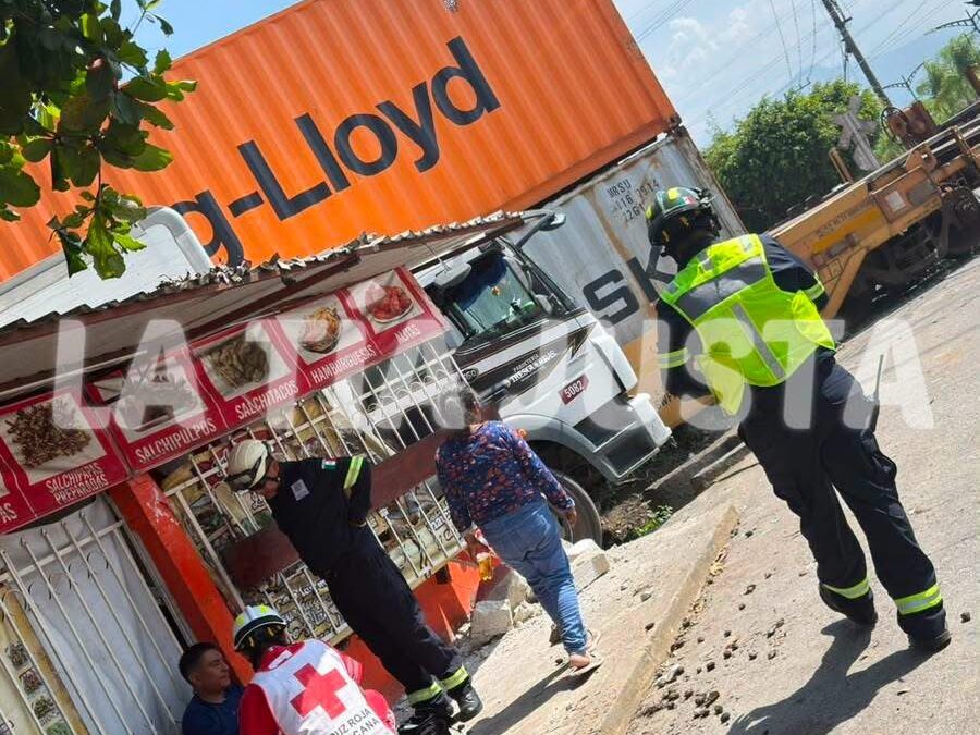 Tráiler choca y es arrastrado por tren en Buenavista