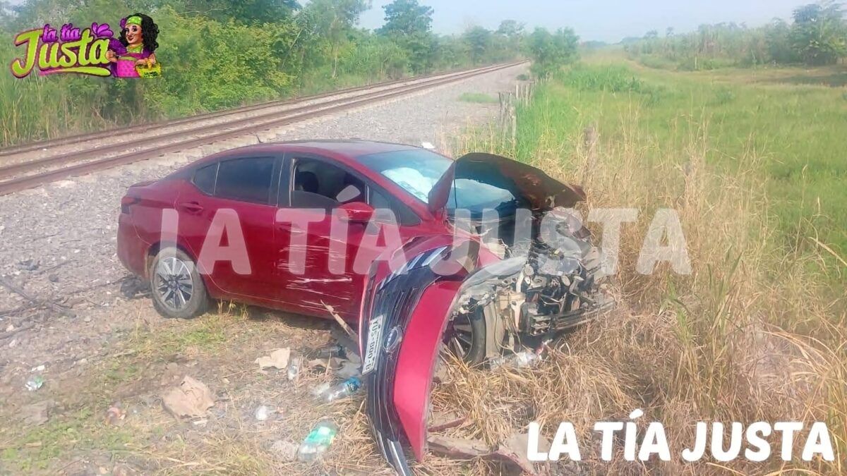 Tren embiste auto en Tres Valles; conductor ileso