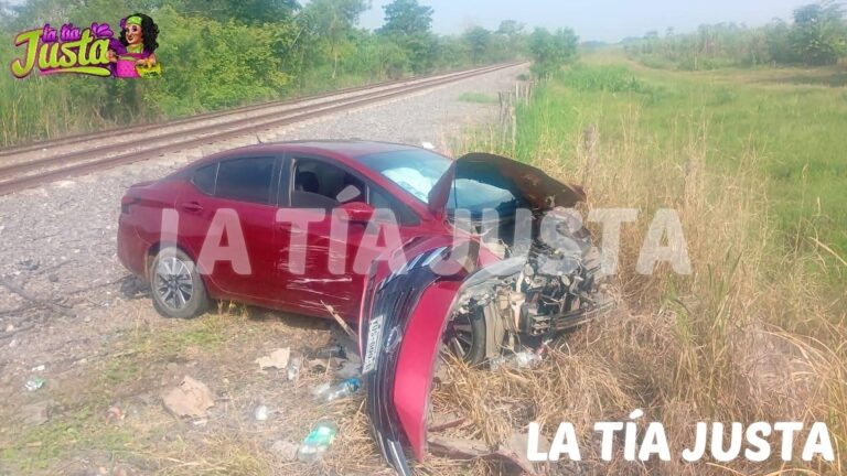 Tren embiste auto en Tres Valles; conductor ileso