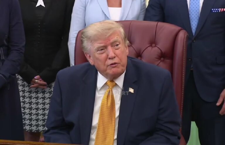Trump exige a petroleras reducir precios de gasolina
