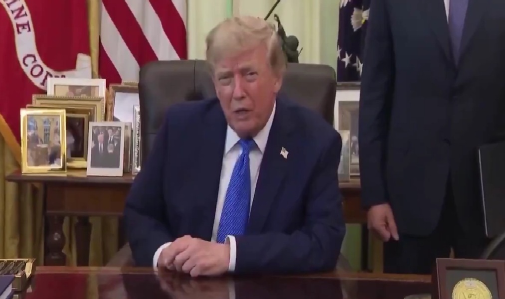 Trump firma órdenes para restringir ciudadanía por nacimiento