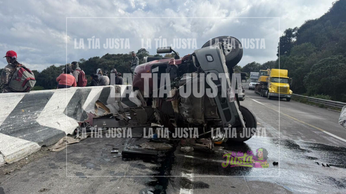 Accidente de tractocamión causa tráfico en Maltrata