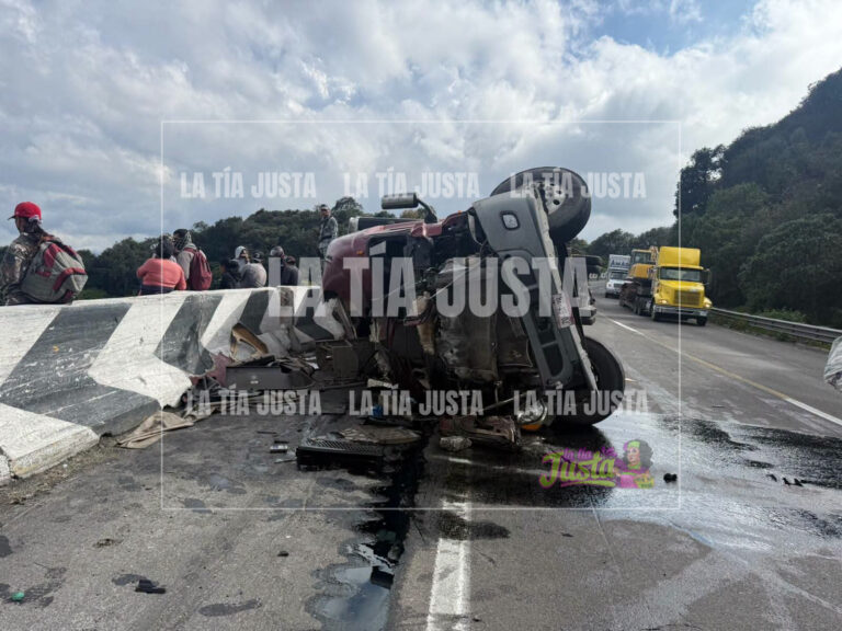 Accidente de tractocamión causa tráfico en Maltrata