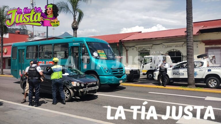 Accidente entre autobús y auto causa caos en Orizaba
