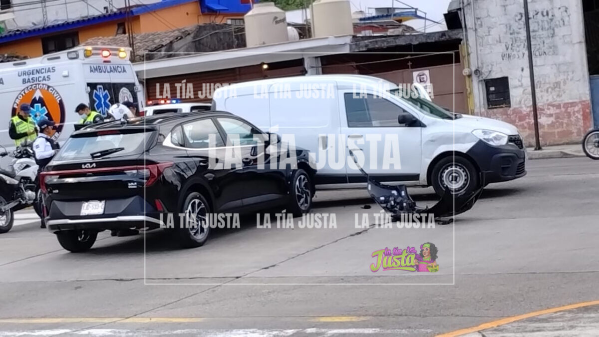 accidente entre camionetas en avenida cri cri