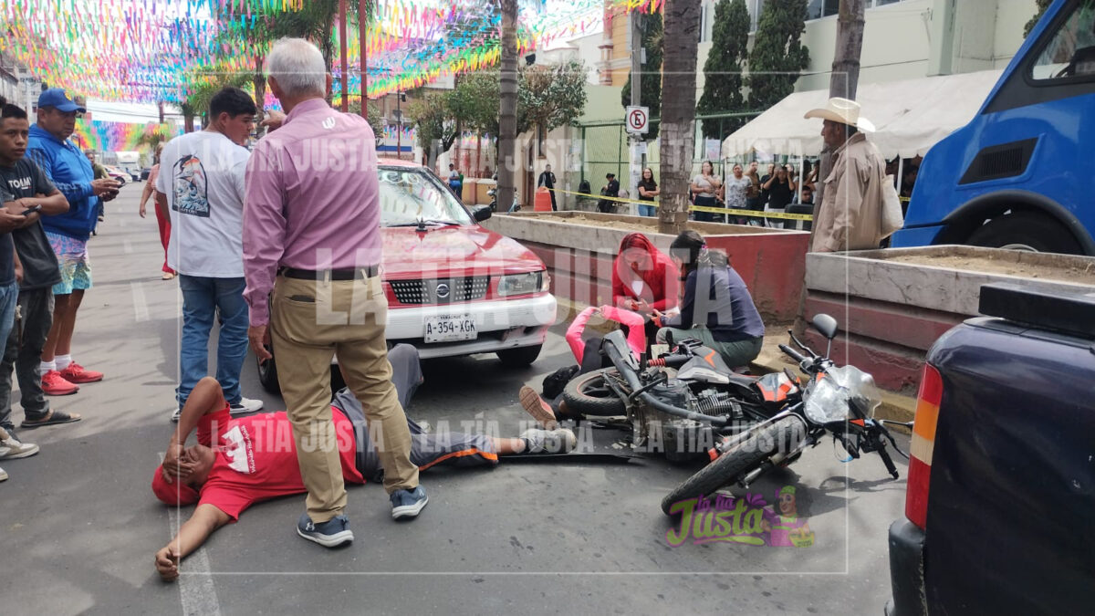 Accidente entre motocicleta y taxi deja dos heridos