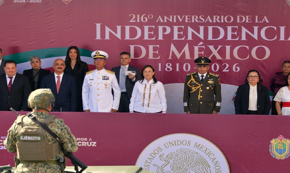 Alcaldesa de Xalapa asiste a desfile por la Independencia