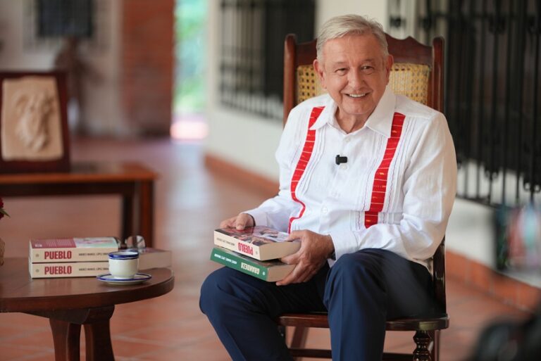 AMLO presenta su libro ‘Pueblo’ en Palenque