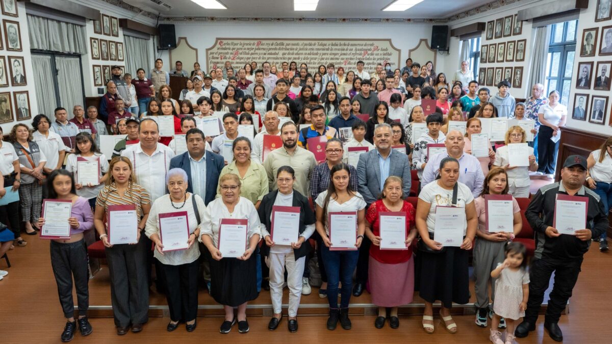 Ayuntamiento de Xalapa entrega certificados de alfabetización