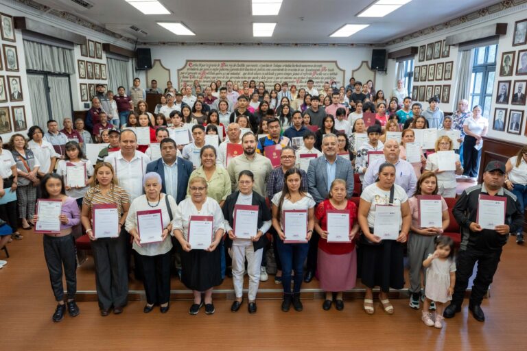 Ayuntamiento de Xalapa entrega certificados de alfabetización