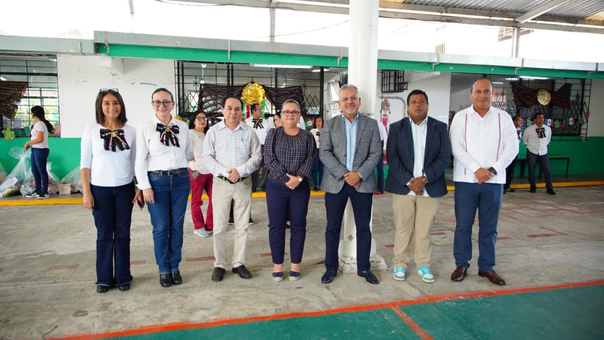 Ayuntamiento entrega equipo educativo en Xalapa