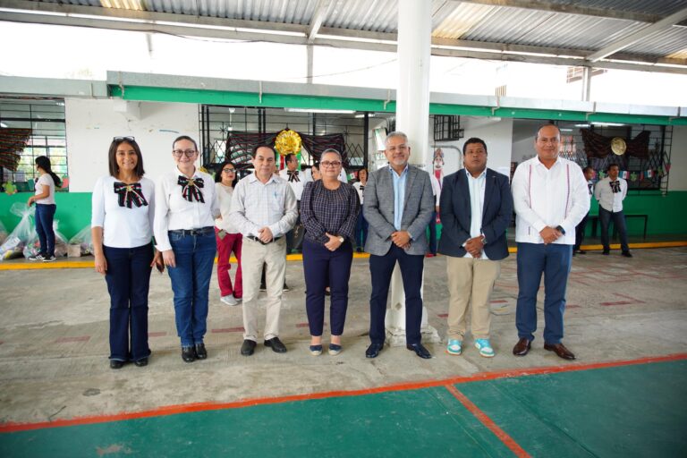 Ayuntamiento entrega equipo educativo en Xalapa