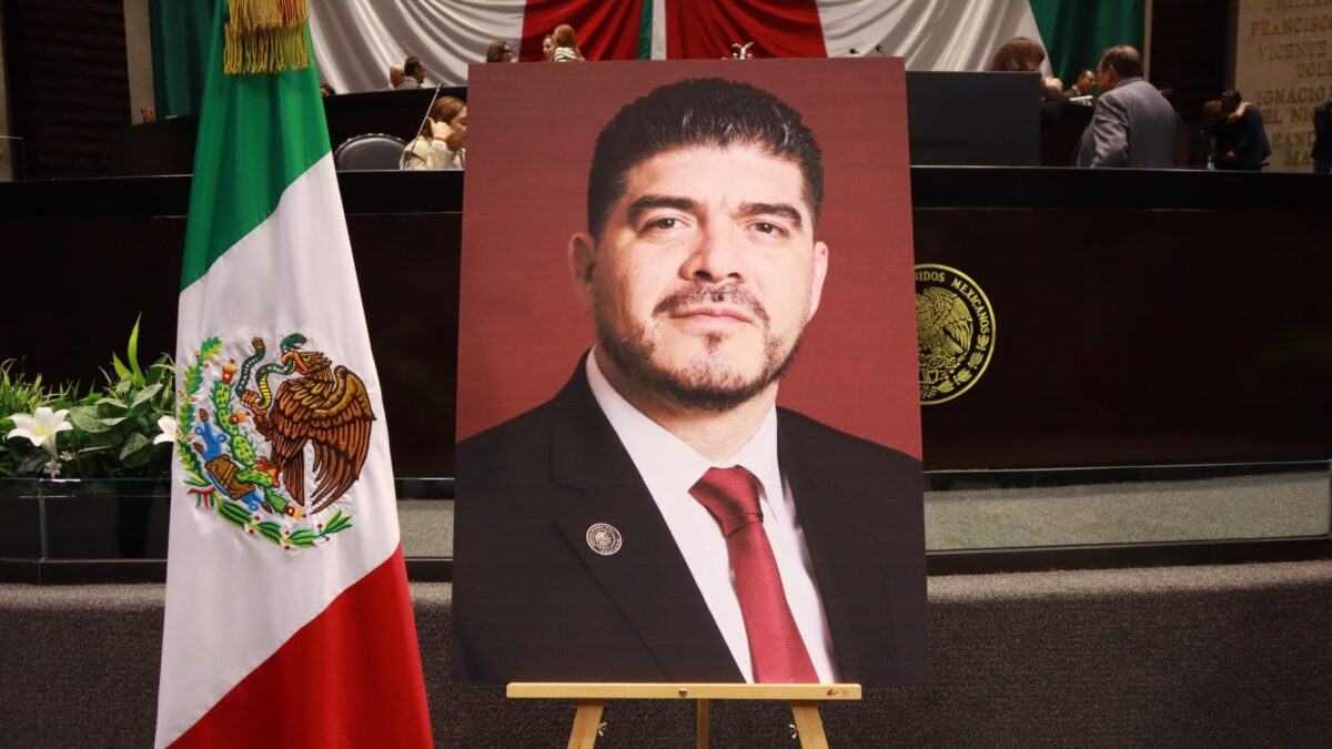Cámara de Diputados homenajea a Zenyazen Escobar García