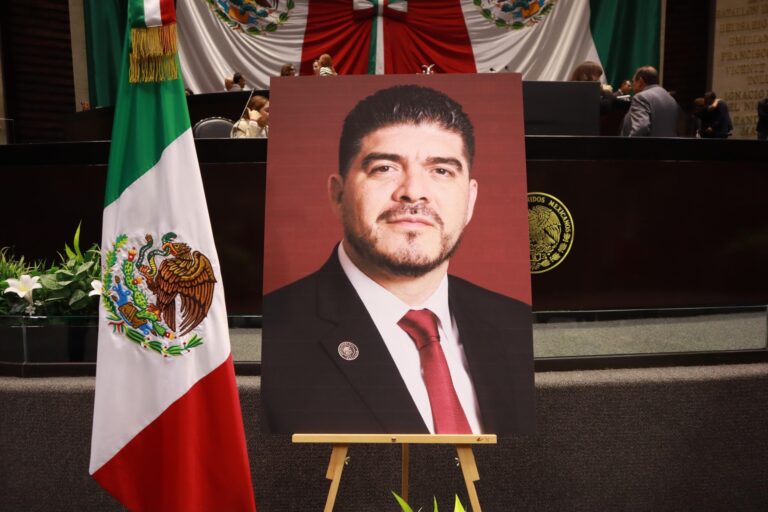 Cámara de Diputados homenajea a Zenyazen Escobar García