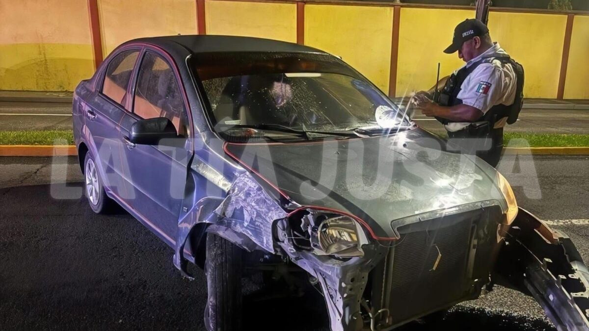 Conductor abandona auto tras chocar contra un poste en Orizaba
