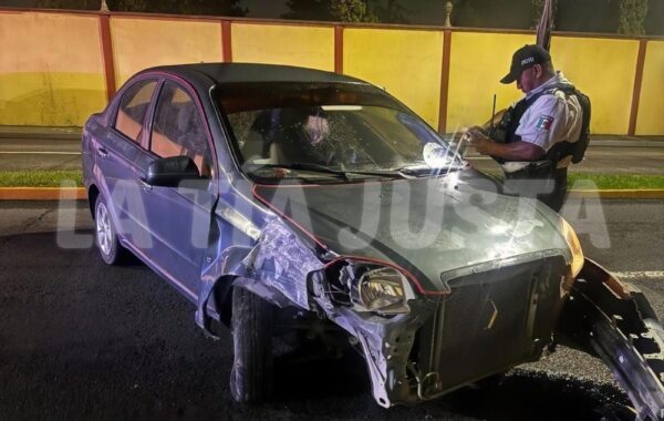 Conductor abandona auto tras chocar contra un poste en Orizaba
