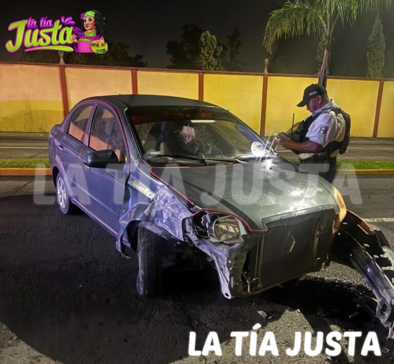 Conductor abandona auto tras chocar contra un poste en Orizaba