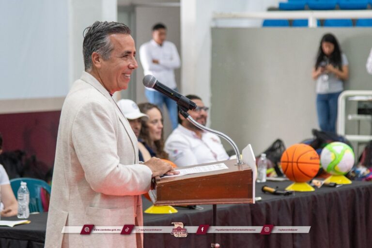 Córdoba entrega kits deportivos a 140 escuelas