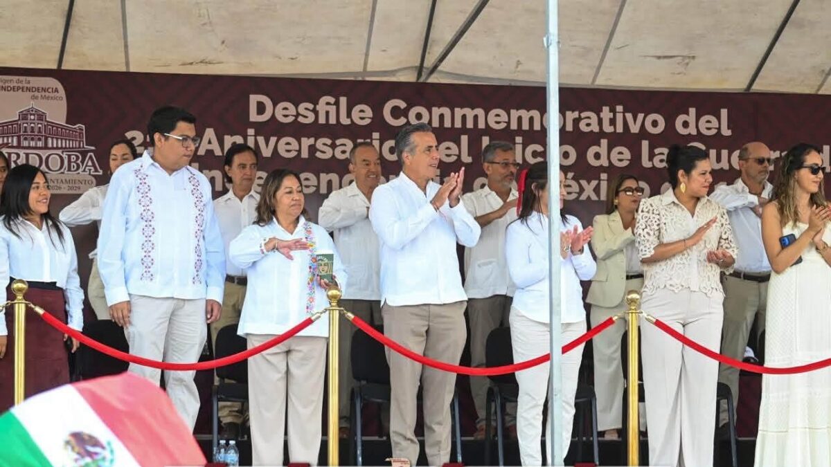 Desfile cívico en Córdoba conmemora la Independencia de México
