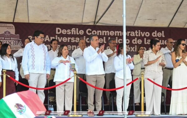Desfile cívico en Córdoba conmemora la Independencia de México