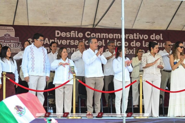 Desfile cívico en Córdoba conmemora la Independencia de México