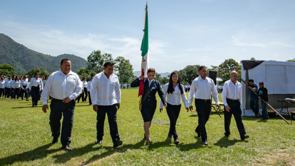 Desfile de Independencia se lleva a cabo en Ixhuatlán del Café